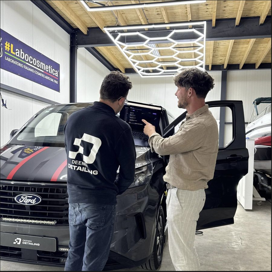 Deenen Detailing plant een bus in vanuit de werkplaats met ProCarLink